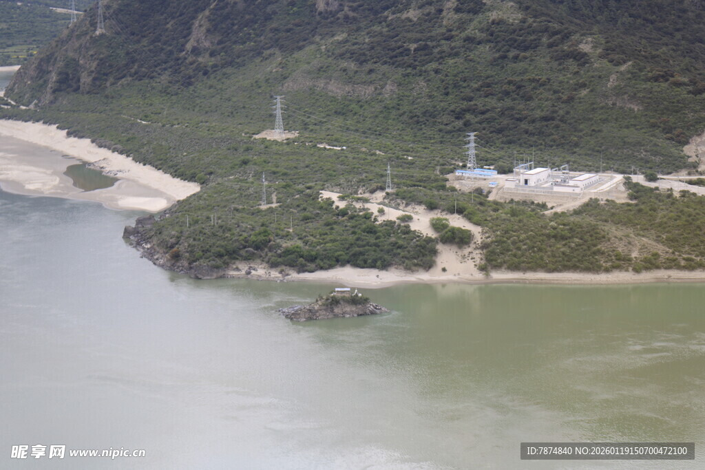 江边青山绿水风景图