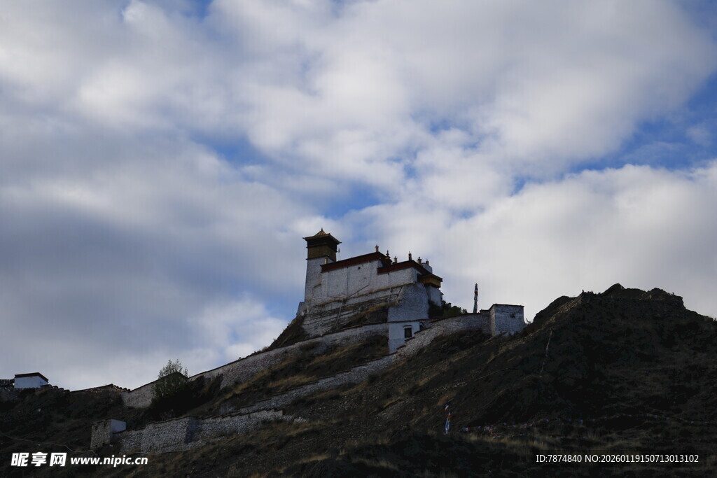 山巅古建映于蓝天白云间