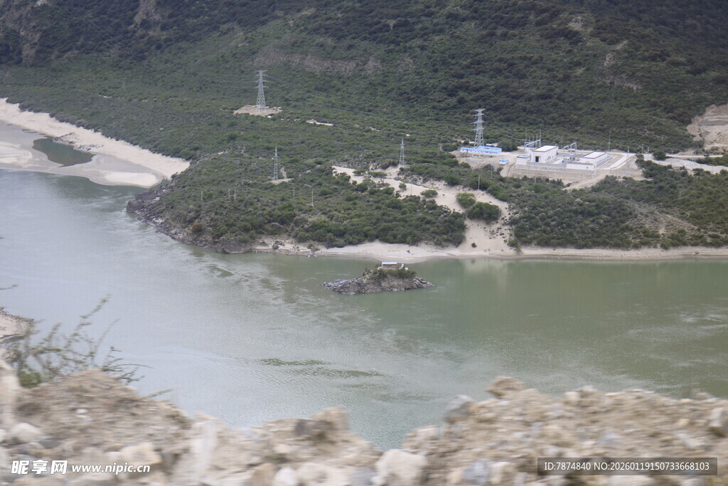 山间河畔风景