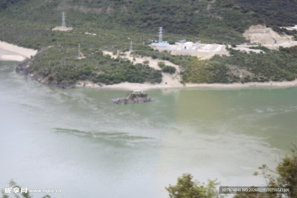 山间江畔美景现