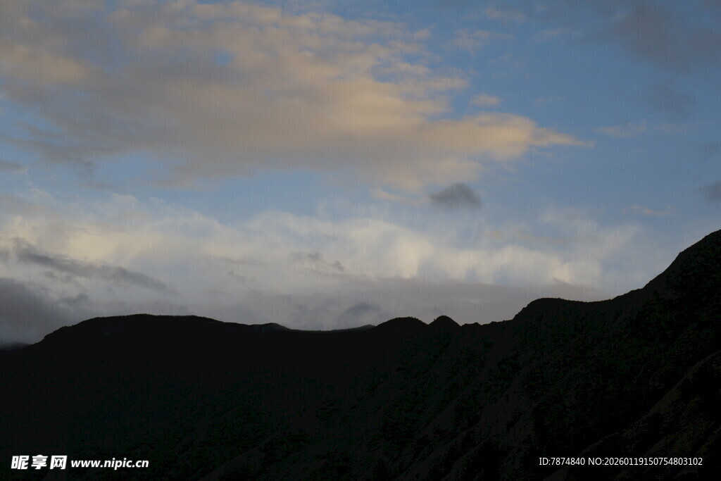 山间黄昏天空美景