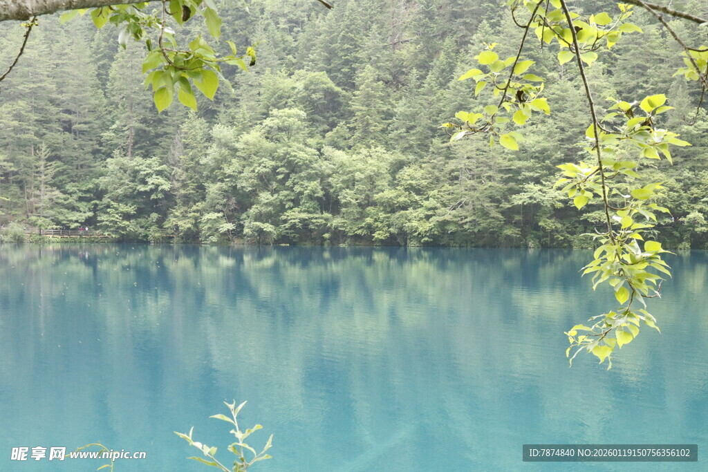 蓝湖青山间的自然美景
