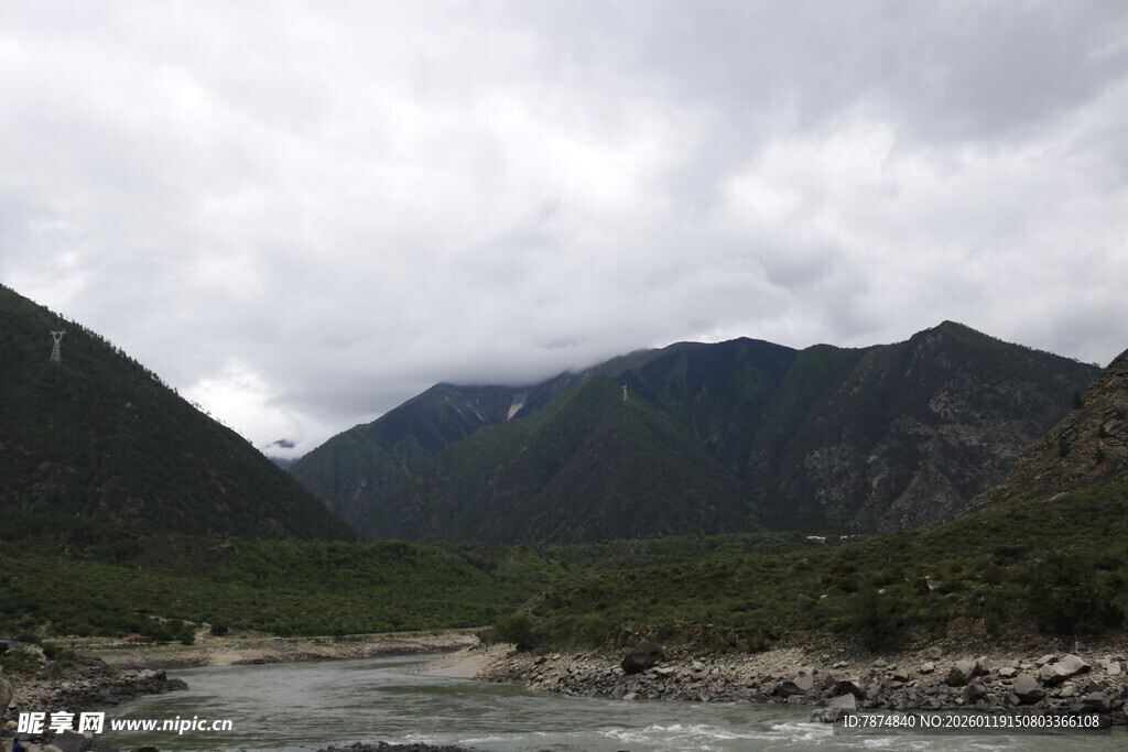 山间河流 云雾缭绕之景