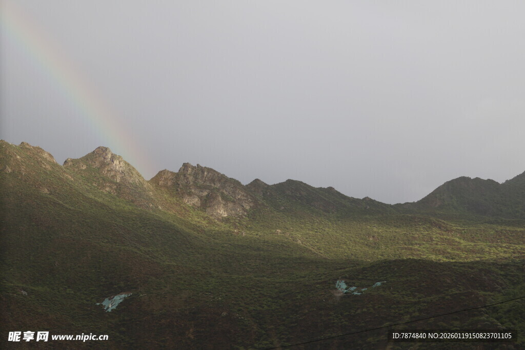 山间彩虹现 美景如画
