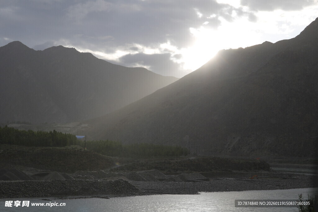 山间晨光洒向宁静水面