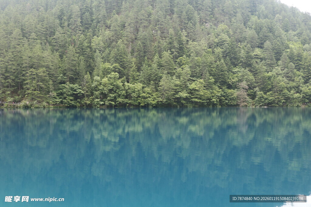 幽蓝湖水映葱郁山林