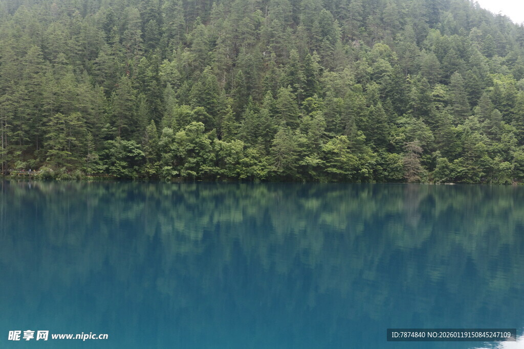 静谧蓝湖与葱郁山林