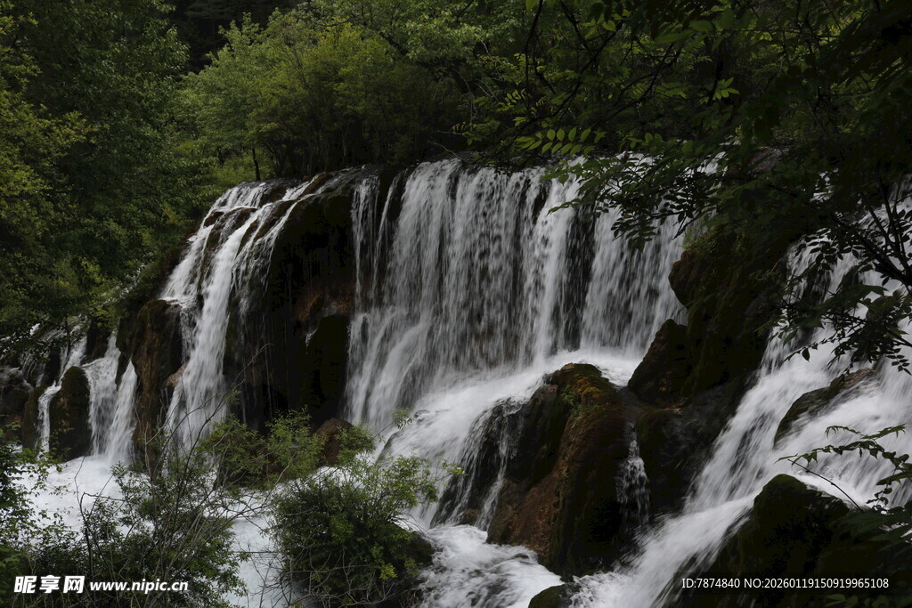 山间瀑布美景