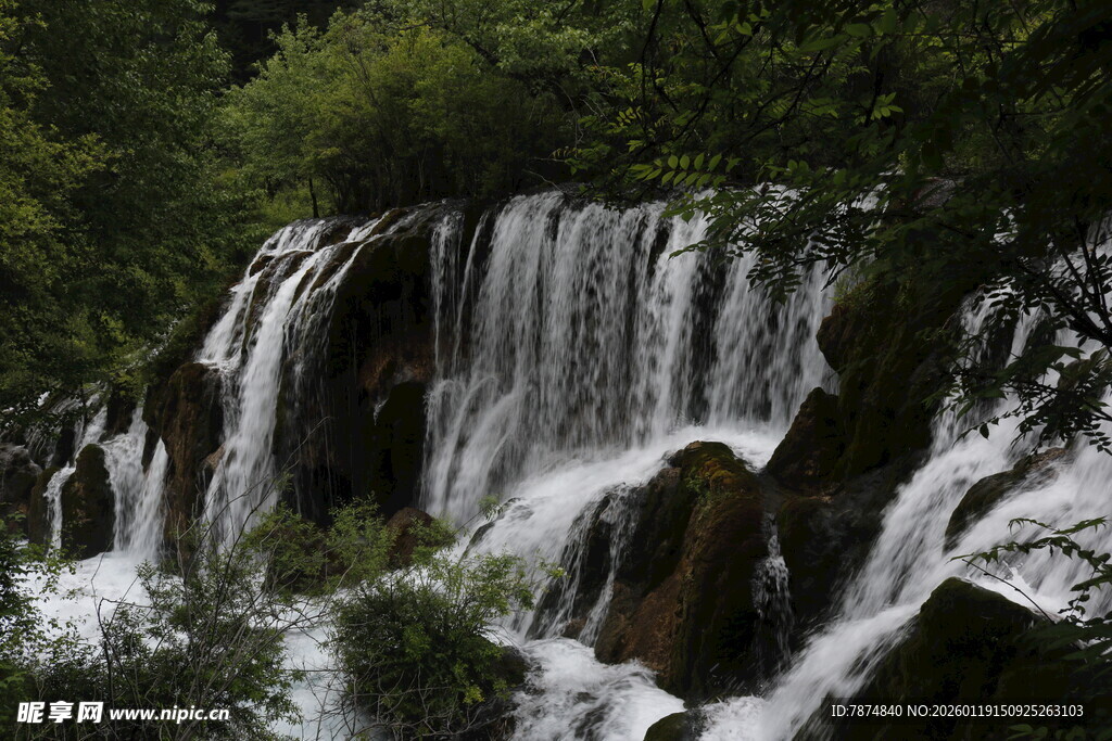 山间瀑布美景