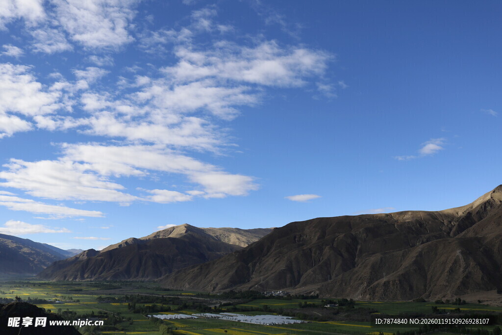 蓝天白云下的壮美山川景色