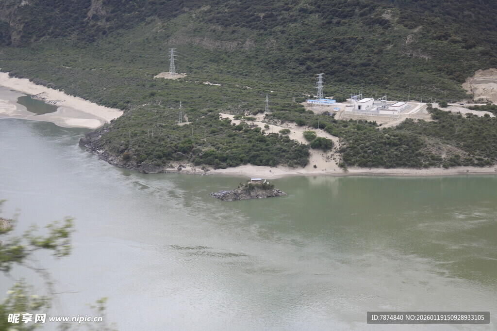 江边岛屿风光