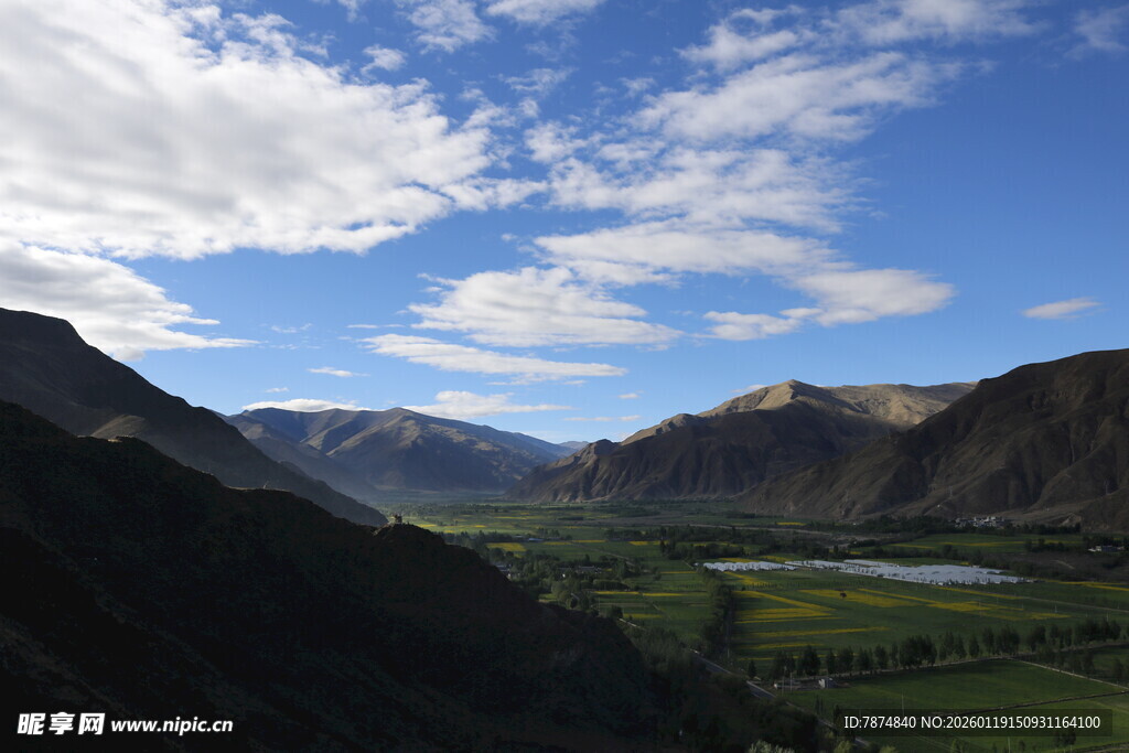 山间美景 蓝天白云下的河谷
