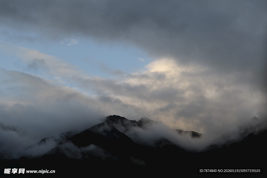 云雾缭绕的山峦美景