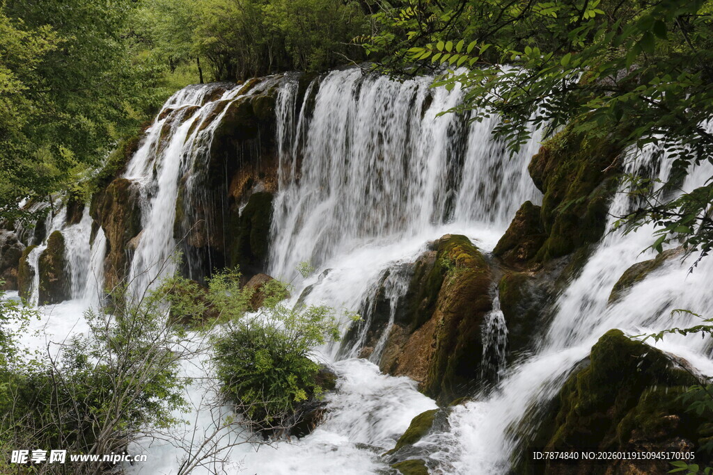 山间瀑布美景
