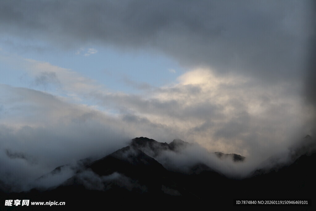 云雾缭绕的山峦美景