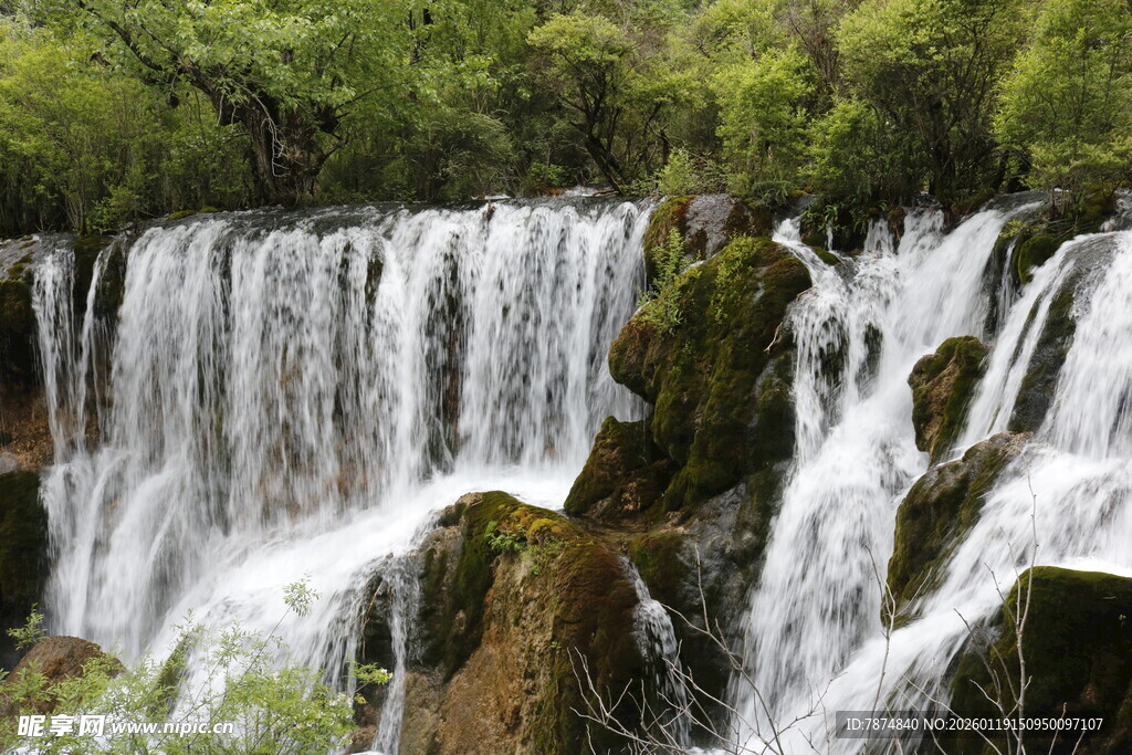 山间瀑布美景
