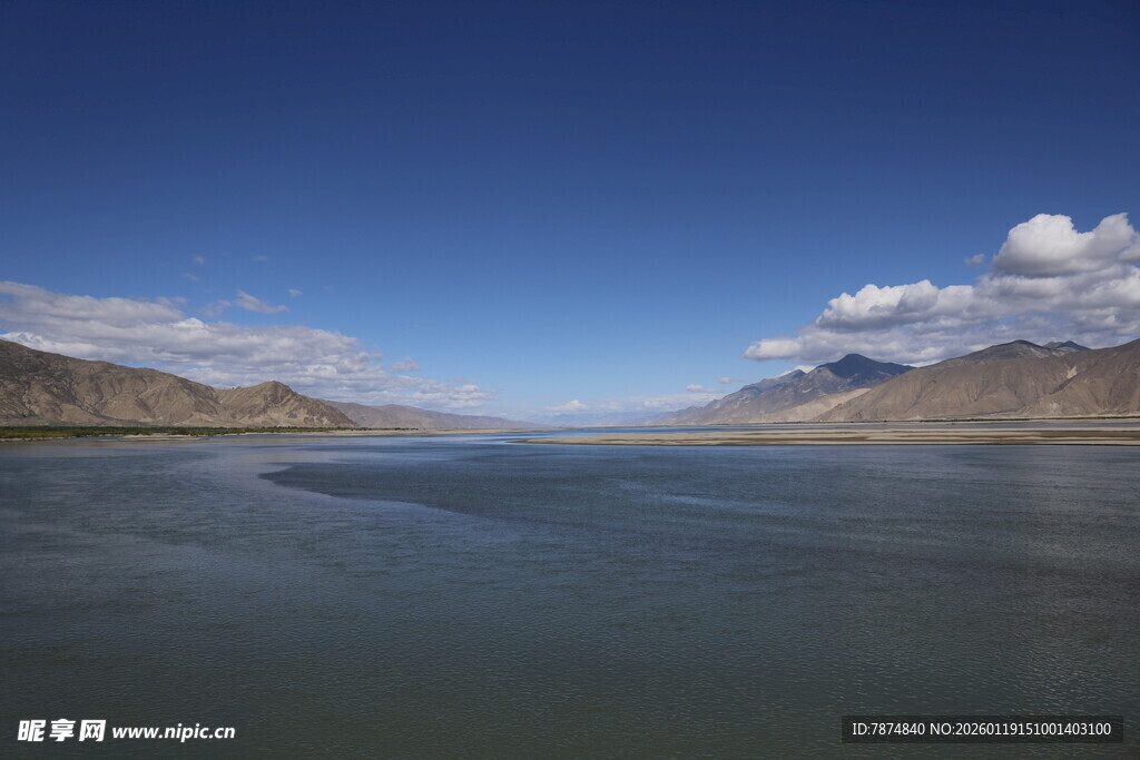 宁静湖泊与远山蓝天美景