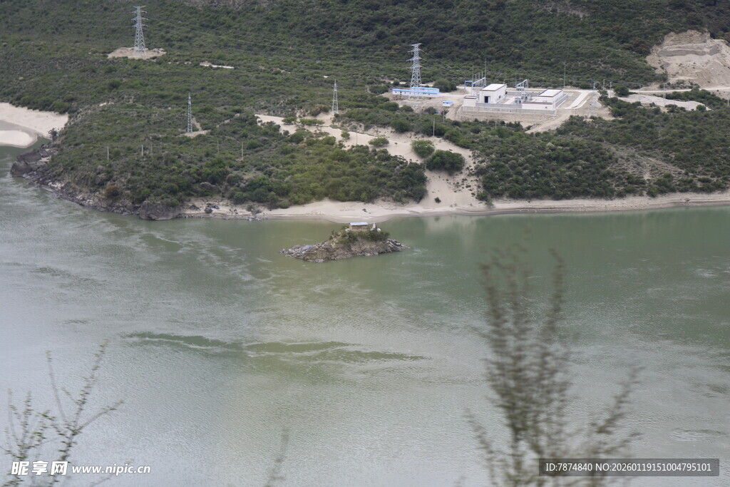海边景致 绿意与建筑相映