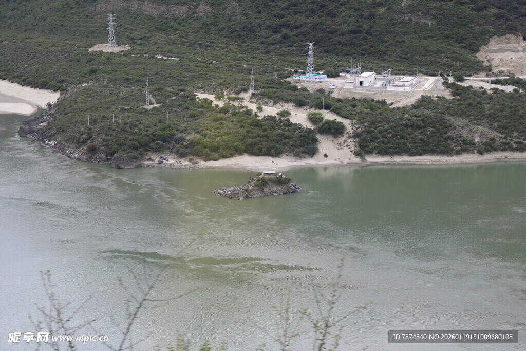 海岸边的船只与绿色岛屿