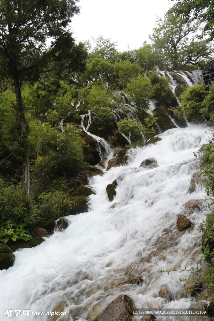 山间湍急溪流瀑布景观
