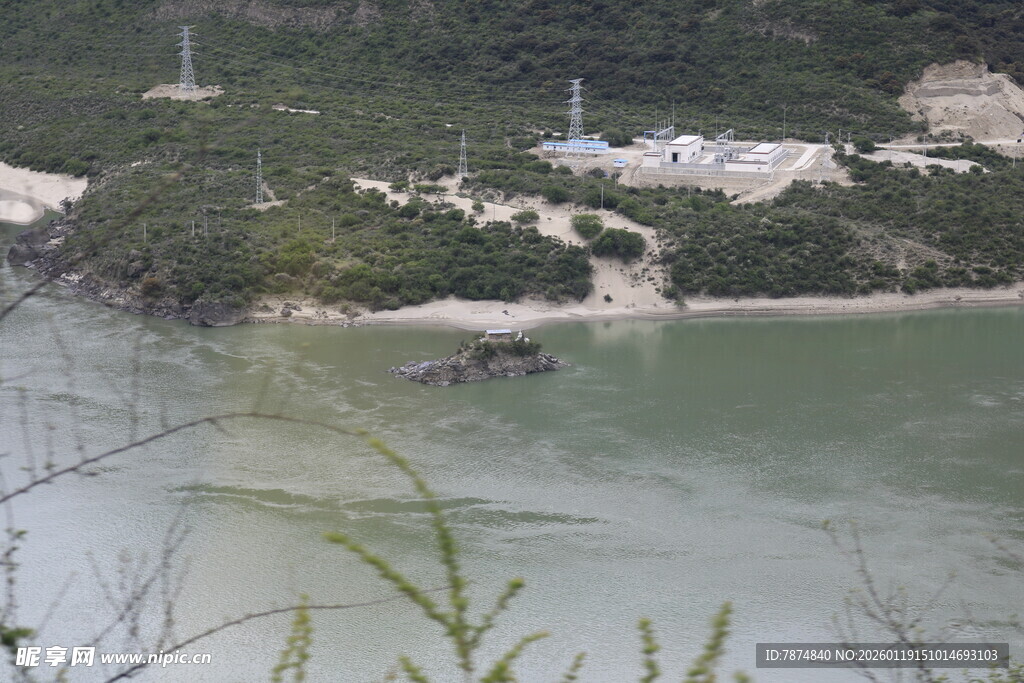 海岸风光 绿植环绕水域
