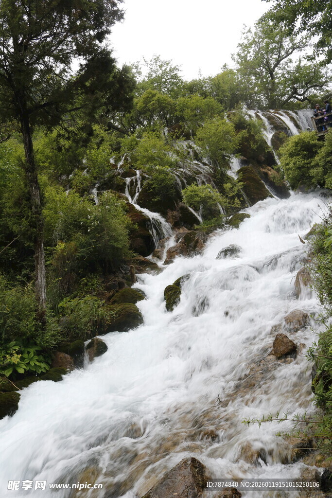 山间湍急溪流瀑布景观