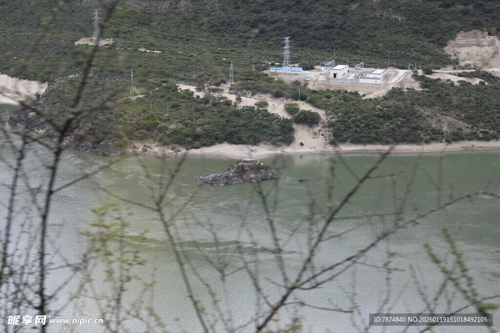 山水间的宁静湖景