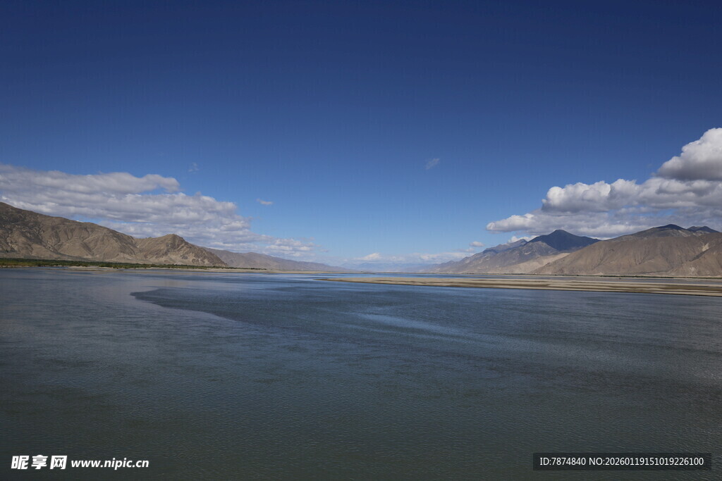 广阔湖泊与远处山峦美景