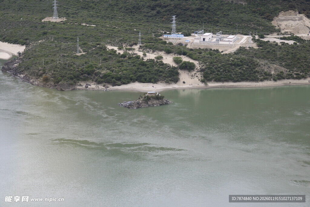 海岸风光 绿植环绕的海边