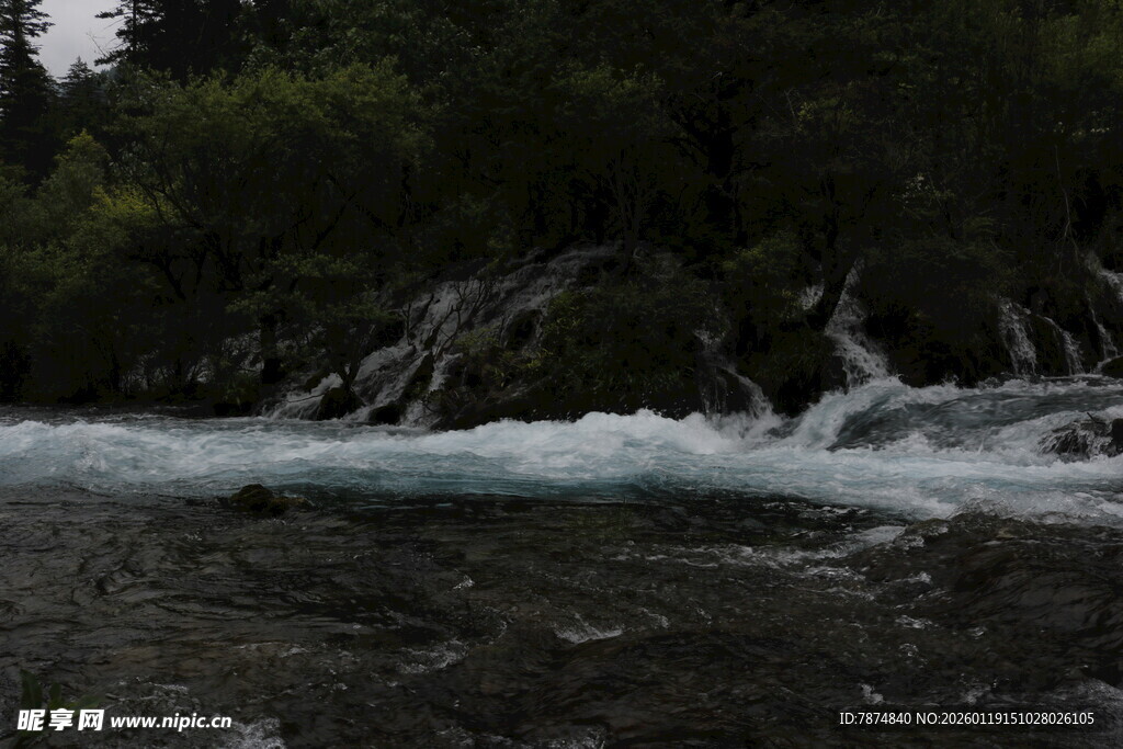 山间溪流瀑布自然美景
