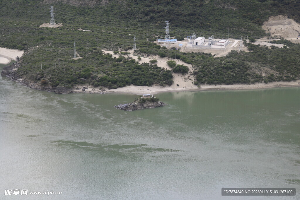 海岸边的建筑与水域景观