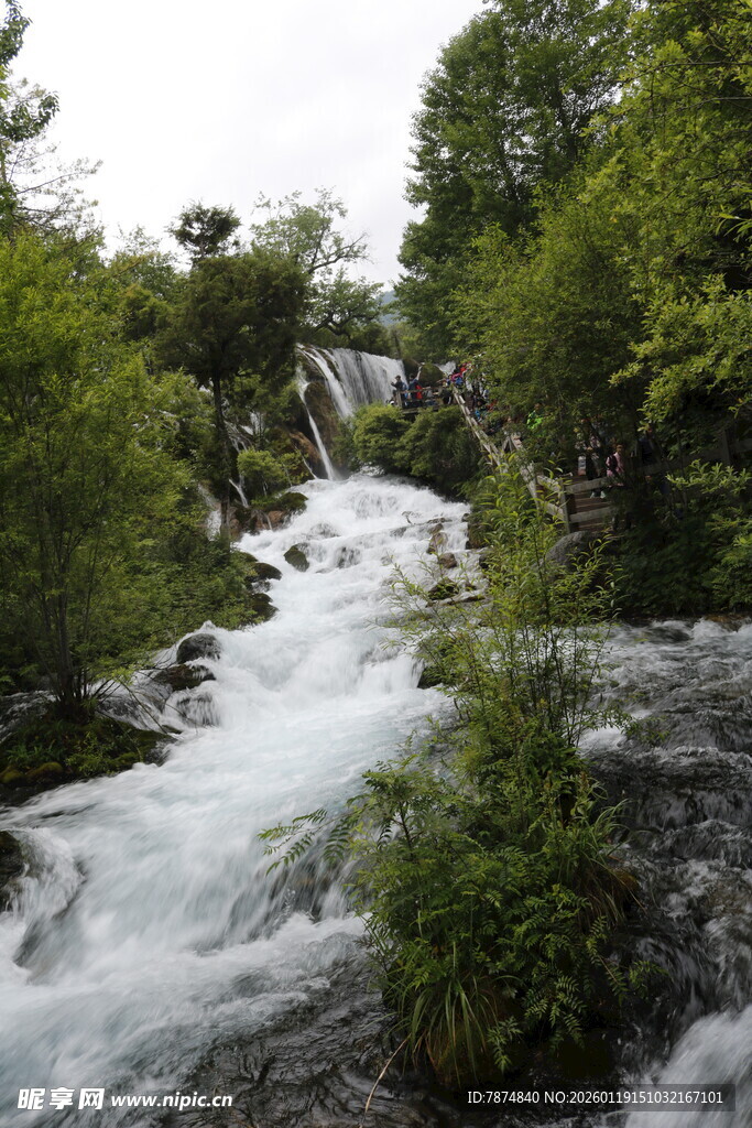 山间奔流的湍急溪流