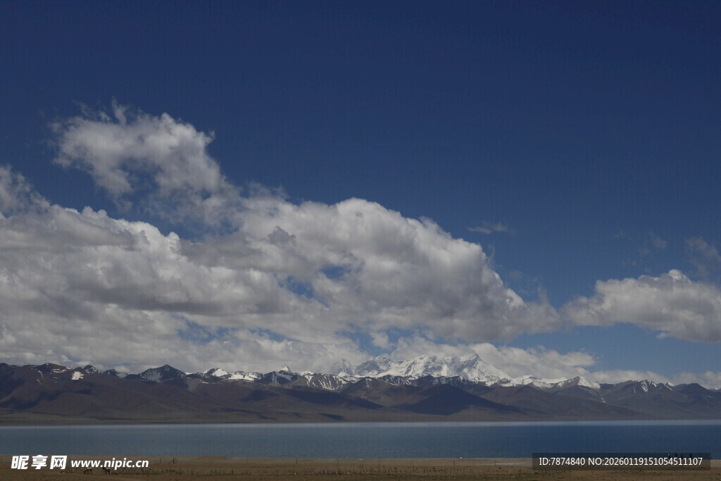 蓝天白云下的雪山湖泊
