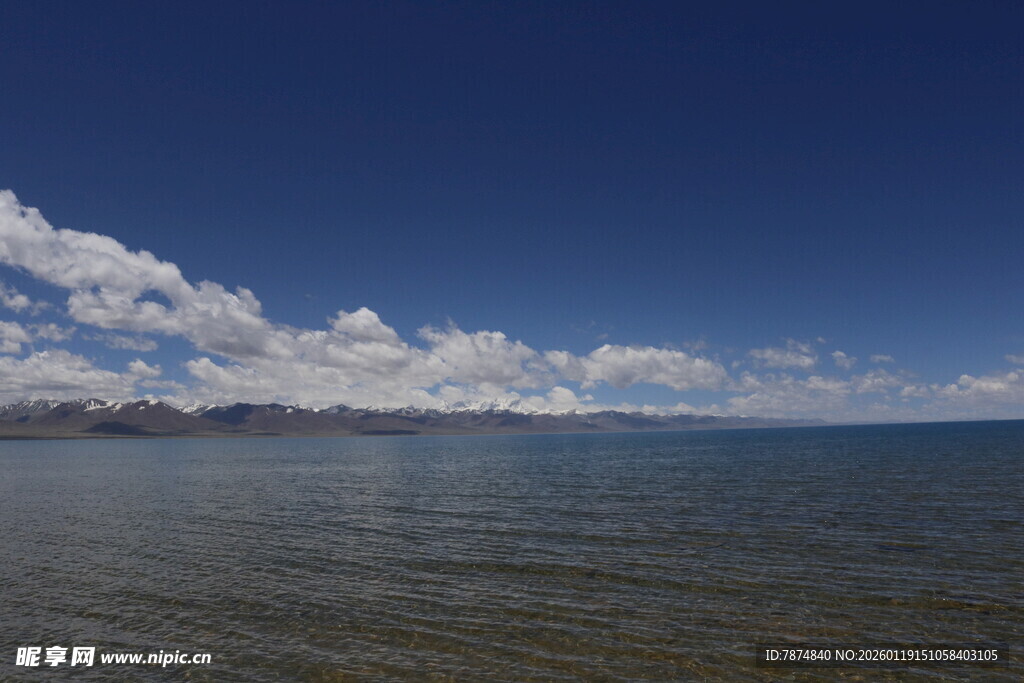 蓝天碧海间的宁静美景