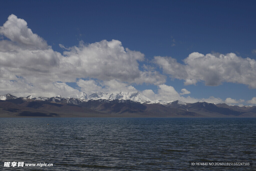 蓝天碧水间的壮美湖景
