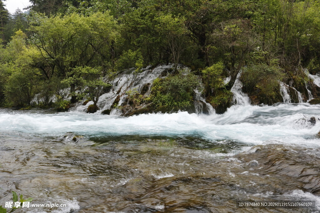 山间溪流瀑布自然美景