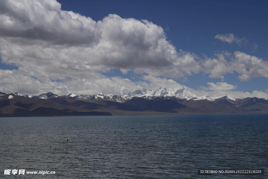 湖畔雪山美景
