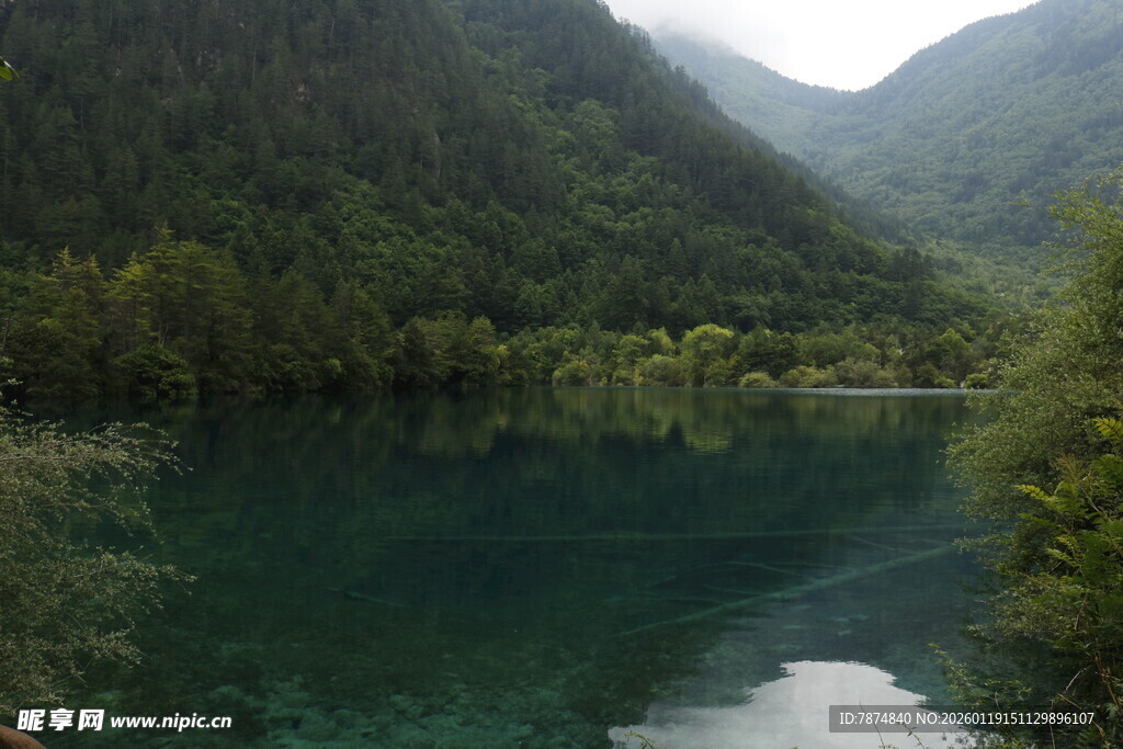 山间碧绿湖水美景