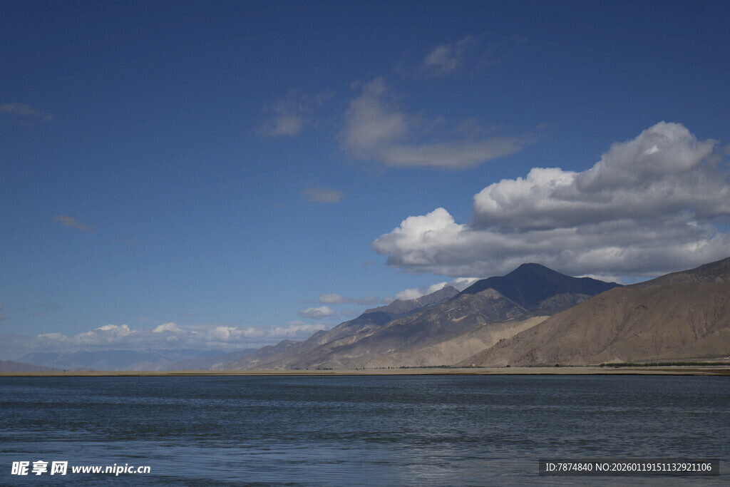 湖畔远山与蓝天美景