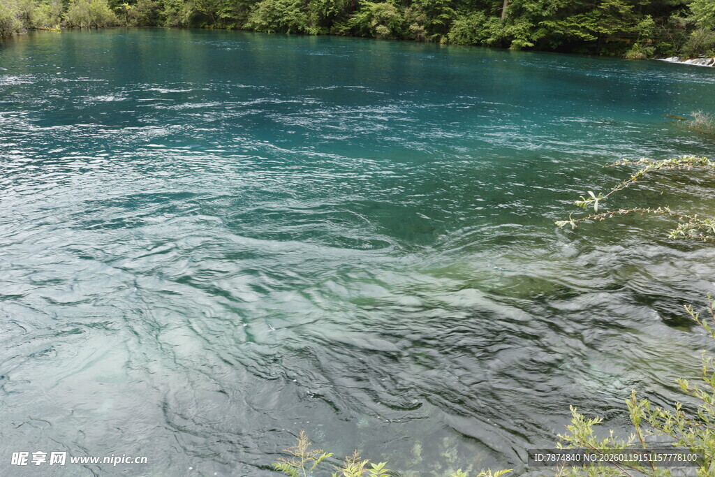 清澈蓝绿湖水自然美景