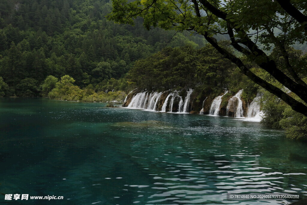 九寨沟秀丽的瀑布水景