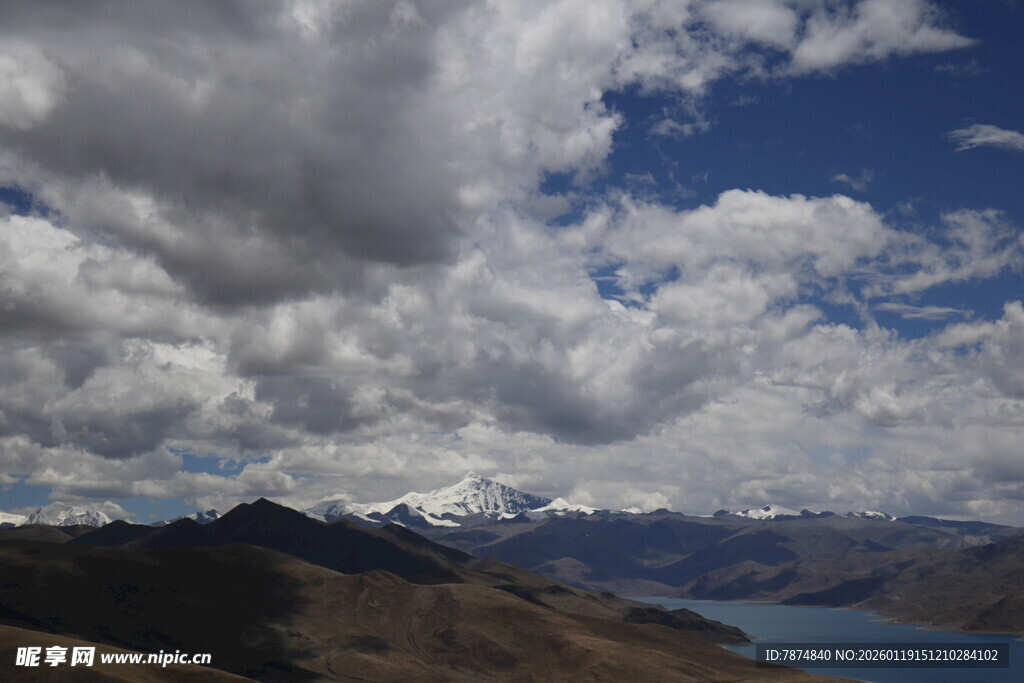 壮丽高山湖泊与云海景观