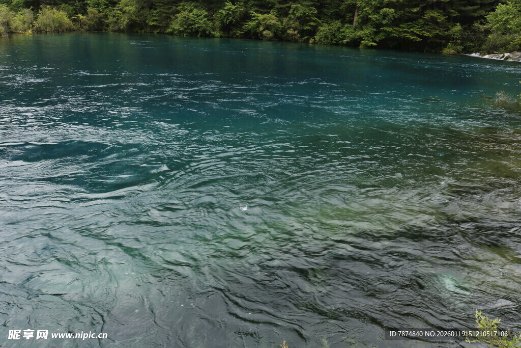 清澈蓝绿湖水的自然美景