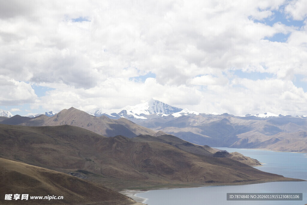 高原湖泊与连绵山脉景观