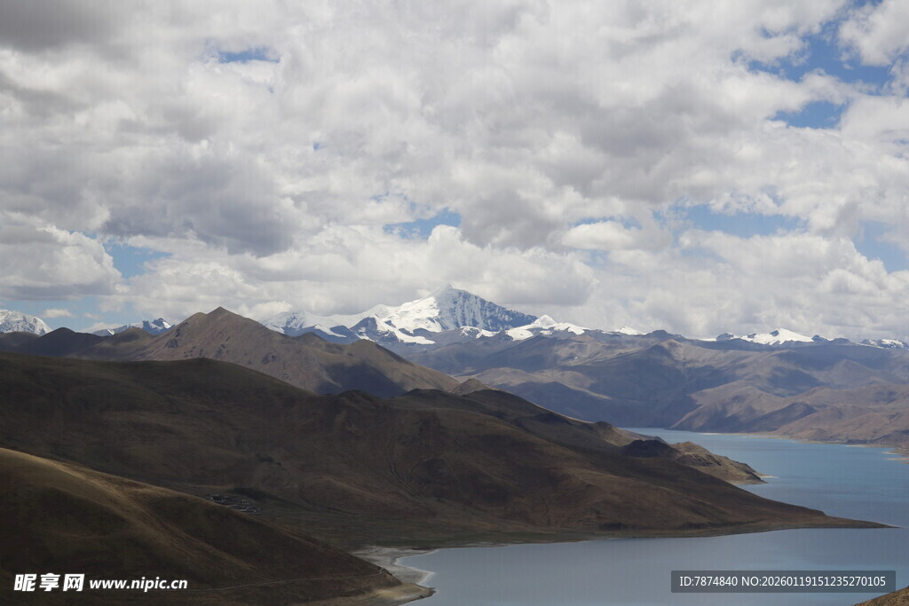 高原湖泊与雪山美景