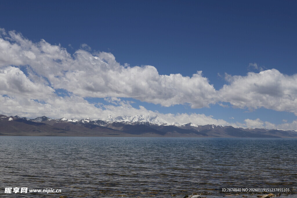 蓝天碧水间的壮美湖景