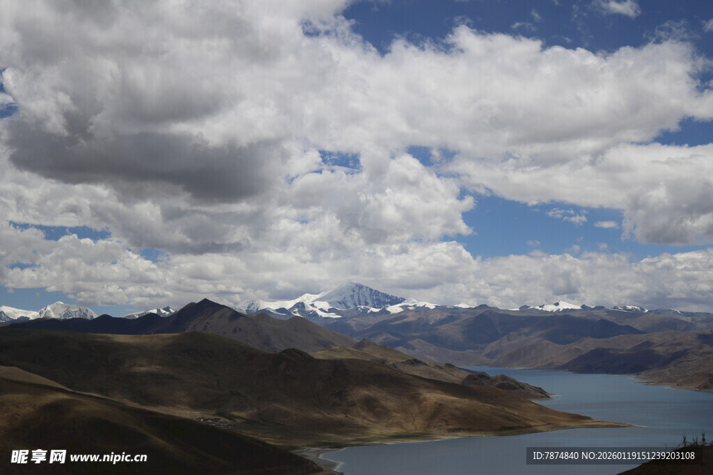 壮丽湖山与蓝天白云美景