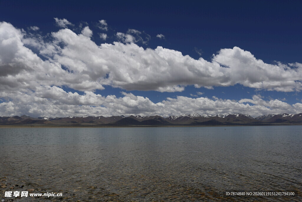 广阔蓝天与平静湖水美景