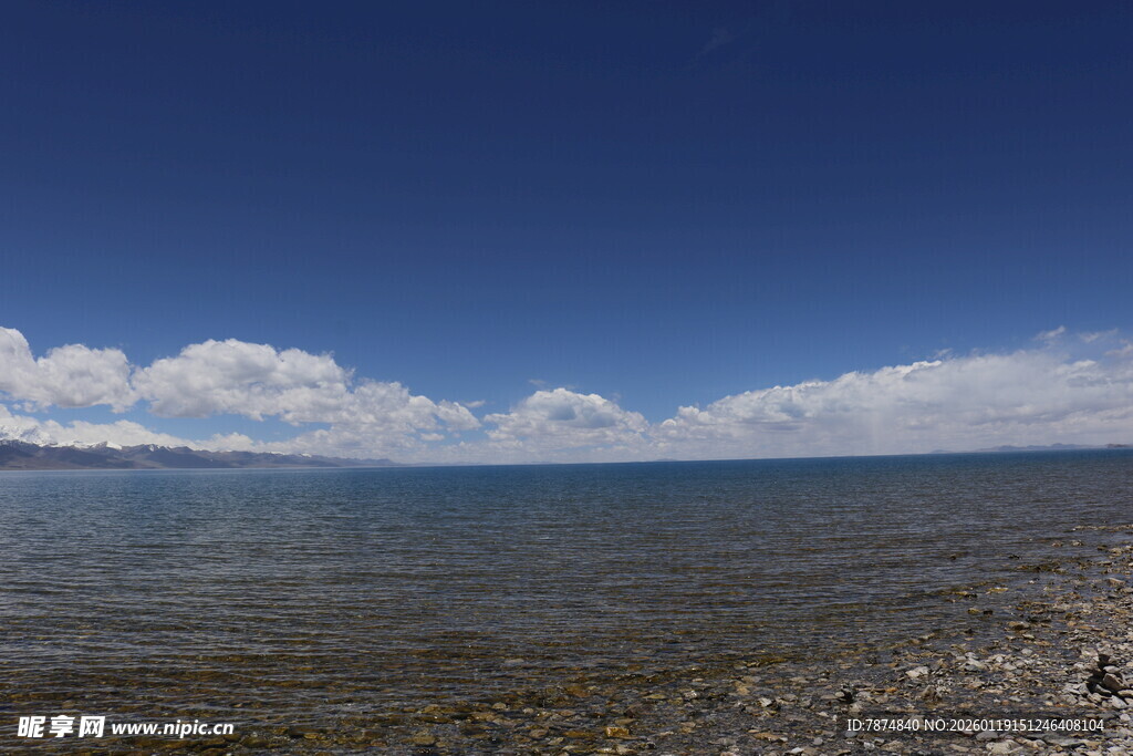 湖畔蓝天美景