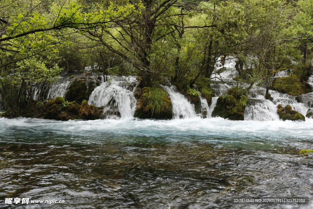 山间溪流瀑布自然美景
